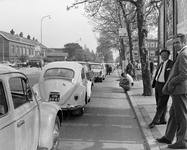 851565 Afbeelding van een rij auto's op de Croeselaan te Utrecht, die (nog) geen plek kunnen vinden op vermoedelijk de ...